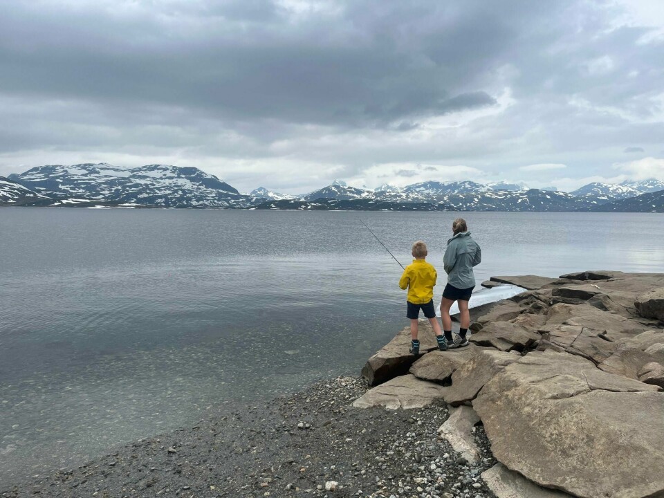 Varg og Vilje fisker ved Tyinvannet etter å ha slått følge med pappa Per Kristian Skaarberg en ukes tid mens han går Norge på langs. Varg og Vilje fisker ved Tyinvannet etter å ha slått følge med pappa Per Kristian Skaarberg en ukes tid mens han går Norge på langs.