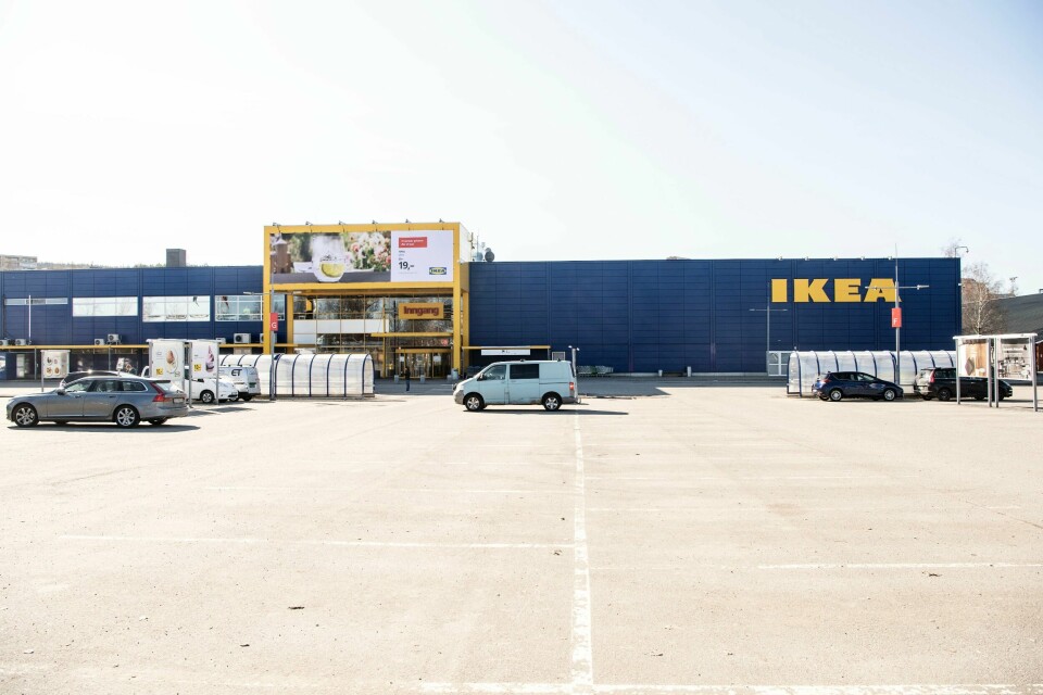 Et jorde som gir korn må gi tapt for IKEAs planer om å bygge varehus og parkeringsplasser i Vestby. Det gror ikke så godt på asfalten foran IKEA Furuset. Et jorde som gir korn må gi tapt for IKEAs planer om å bygge varehus og parkeringsplasser i Vestby. Det gror ikke så godt på asfalten foran IKEA Furuset.