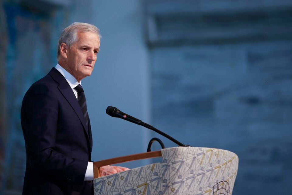 Statsminister Jonas Gahr Støre deltar på minnemarkeringen etter 25. juni terroren, som arrangeres i samarbeid med FRI – foreningen for kjønns- og seksualitetsmangfold, Skeiv verden og Støttegruppa 25. juni. Statsminister Jonas Gahr Støre deltar på minnemarkeringen etter 25. juni terroren, som arrangeres i samarbeid med FRI – foreningen for kjønns- og seksualitetsmangfold, Skeiv verden og Støttegruppa 25. juni. Foto: Frederik Ringnes / NTB