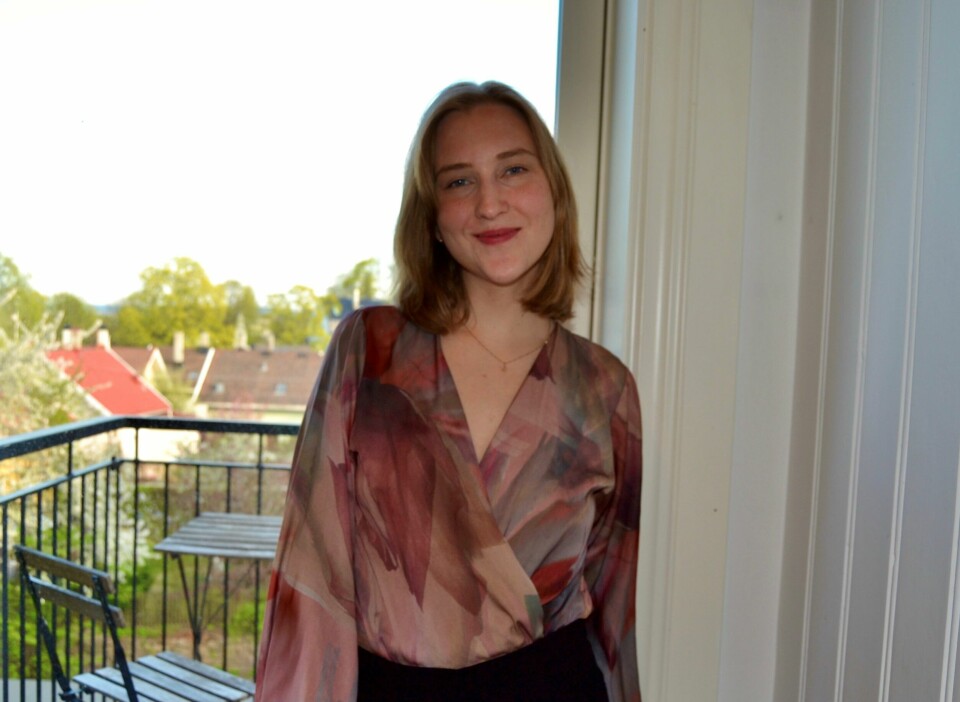 Nora Andersen Hvit kvinne smiler til kamera, rød leppestift.