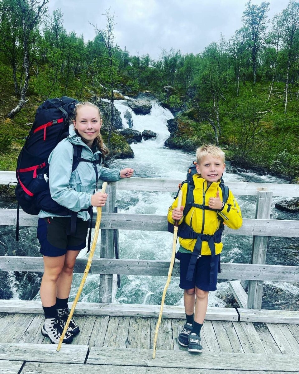 Vilje (16) og Varg (10) nyter vakre omgivelser mens de gir pappa en ukes reisefølge gjennom landet. Vilje (16) og Varg (10) nyter vakre omgivelser mens de gir pappa en ukes reisefølge gjennom landet.