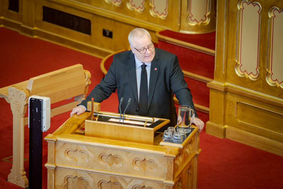 Bård Hoksrud (FrP) sier han forstår godt spørsmålet om hvem som har makta i helse-Norge. Bård Hoksrud (Frp) på talerstolen i Stortinget. Foto: Alf Simensen / NTB