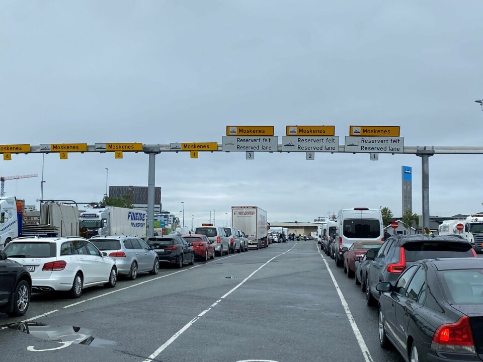 Det kan bli fullt, ikke bare på veiene, men også på fergekaiene i sommer. Hver fjerde svarer at de skal på bilferie i år, og omtrent like mange vurderer bilferie, viser ny undersøkelse utført for Statens vegvesen. Bildet viser Moskenes fergekai i Nordland. Det kan bli fullt, ikke bare på veiene, men også på fergekaiene i sommer. Hver fjerde svarer at de skal på bilferie i år, og omtrent like mange vurderer bilferie, viser ny undersøkelse utført for Statens vegvesen. Bildet viser Moskenes fergekai i Nordland.