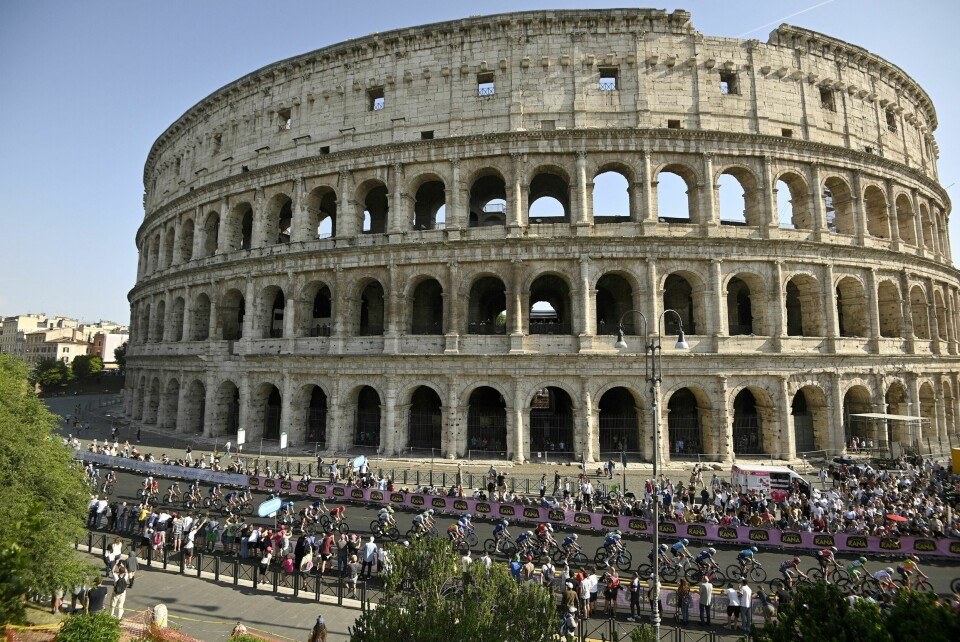 Syklistene i Giro d'Italia passerer Colosseum tidligere i år. Nå letes det etter det en turist som har risset kjærestens navn inn i byggverket. Syklistene i Giro d'Italia passerer Colosseum tidligere i år. Nå letes det etter det en turist som har risset kjærestens navn inn i byggverket. Foto: Fabio Ferrari / LaPresse via AP / NTB