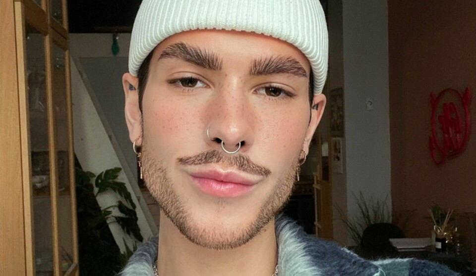 Henrik Bach Mortensen er kjent for mange fra realityprogrammene Idol og Paradise Hotel. Henrik Bach Mortensen er kjent for mange fra realityprogrammene Idol og Paradise Hotel.