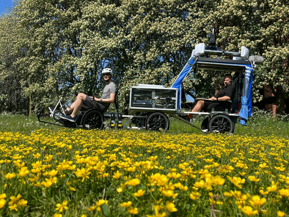 NRKs egenutvkiklete regi-sykkel som skal ut på landevei og sykkevei sommer. Her med Teknisk altmuligmann Sindre Skrede på pedalene og regi-ansvarlig Jon Ståle Carlsen baki med kontroll på rundt 13 kameraer. Sykkelen veier 160 kg. NRKs egenutvkiklete regi-sykkel som skal ut på landevei og sykkevei sommer. Her med Teknisk altmuligmann Sindre Skrede på pedalene og regi-ansvarlig Jon Ståle Carlsen baki med kontroll på rundt 13 kameraer. Sykkelen veier 160 kg.