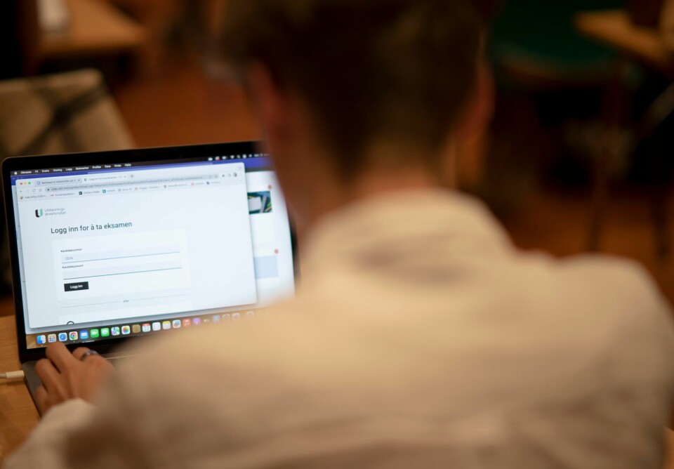 ChatCPT og kunstig intelligens kan bli hverdagskost i Osloskolen. Mann med hvit skjorte ser på en pc-skjerm hvor det står at han må logge på eksamen.