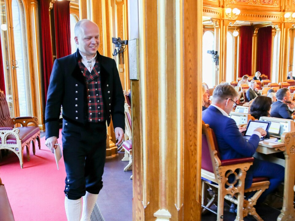 Sp-leder Trygve Slagsvold Vedum med bunad under en av Stortingets muntlige spørretimer i 2019, der han stilte daværende regjering til veggs om hvorfor fødeavdelinger i distriktet ble lagt ned. Vedum i bunad