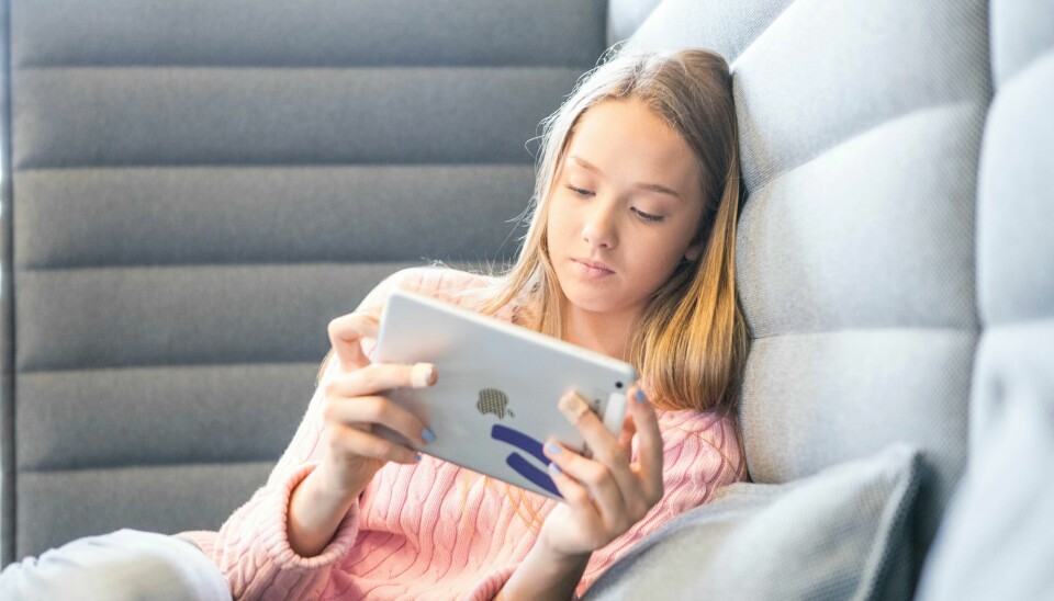 Digitale tilbud og tjenester kan gjøre helse- og omsorgstjenestene mer tilgjengelige, kan bedre kapasiteten, og kan legge til rette for fleksible forløp og tidligere hjelp, skrive Øyvind Sandve. Oslo 20160630.Ung jente i tenårene sitter i sofa med iPad.Foto: Thomas Brun / NTBNB! MODELLKLARERT
