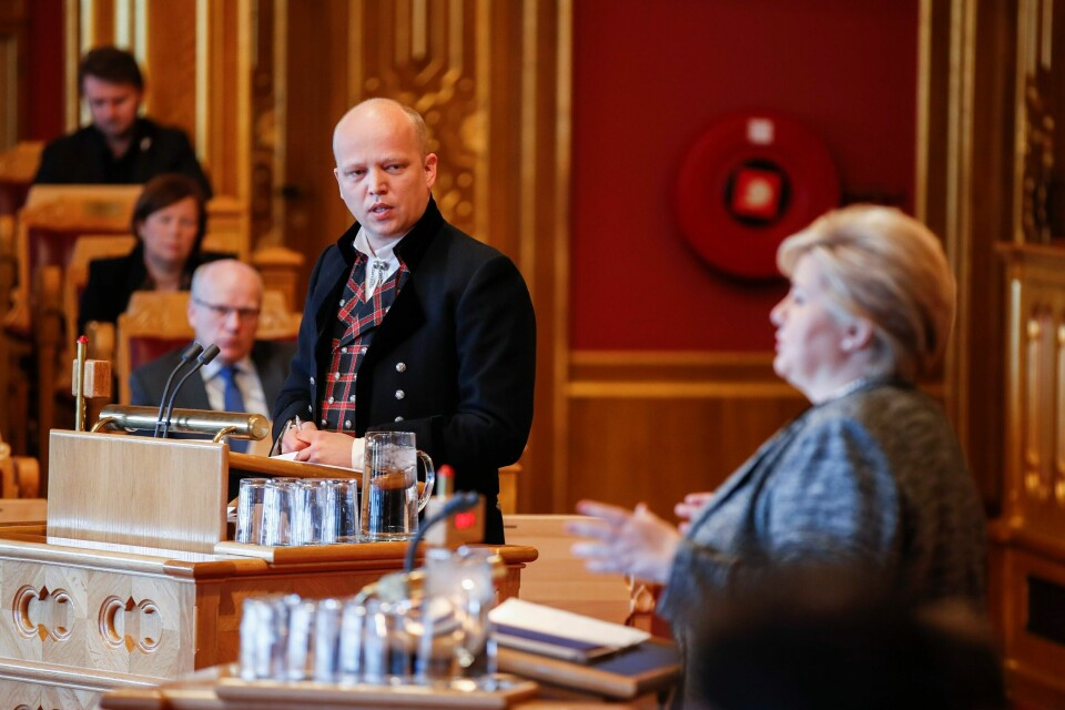 Senterparti-leder Trygve Slagsvold Vedum hev seg umiddelbart på opprøret Bunadsgeriljaen startet i 2019, og stilte opp selv i bunad da han spurt daværende statsminister Erna Solberg fødestuenedleggelser rundt om distriktene. - Hvordan kunne dere tillate at dette skjer, spurte nåværende finansminister Solberg. Vedum i bunad