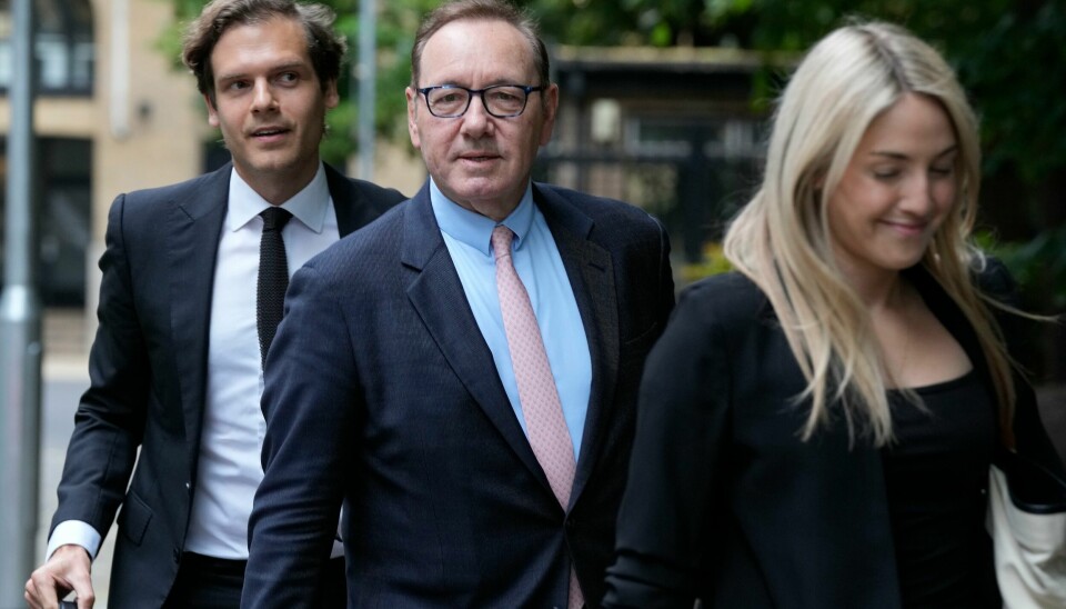 Skuespilleren Kevin Spacey ankom litt etter klokken 8 lokal tid en domstolen sør i London. 63-åringen er tiltalt for tolv tilfeller av seksuelle overgrep mot en rekke menn i perioden mellom 2001 og 2013. Spacey nekter straffskyld. Skuespilleren Kevin Spacey ankom litt etter klokken 8 lokal tid en domstolen sør i London. 63-åringen er tiltalt for tolv tilfeller av seksuelle overgrep mot en rekke menn i perioden mellom 2001 og 2013. Spacey nekter straffskyld. Foto: Frank Augstein / AP / NTB
