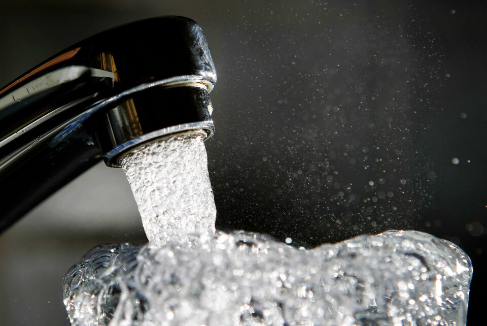 Rent vann i springen er ikke gratis, men koster flesk. 0,7 prosent av det kommunale vassleidningsnettet i Noreg blei fornya i 2021. Rundt kvar tredje liter forsvann ut gjennom lekkasjar før det nådde vasskrana. Foto: Håkon Mosvold Larsen / NTB / NPK