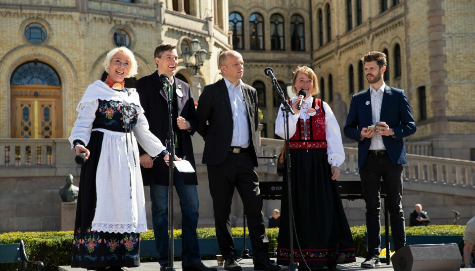 Bunadsgeriljaen demonstrerte mot kutt og nedleggelser i pasienttilbudet i distriktene med et demonstrasjonstog i Oslo i 2019. Sp-leder Trygve Slagsvold Vedum (midten) og Rødt-leder Bjørnar Moxnes (t.h.) var tilstede på podiet. Vedum i bunad