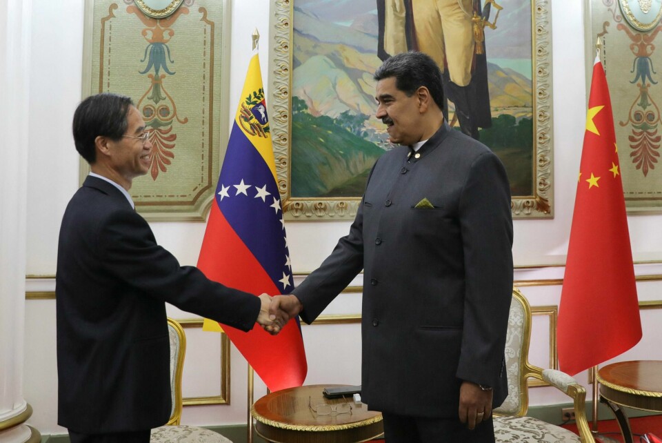 Venezuelas president Nicolas Maduro takker her kanskje Li Mingxiang, kinesisk viseminister for Latin-Amerika, for milliardlånene. Men lite tyder på at Kina er i ferd med å «overta kontrollen» på kontinentet sør for USA, skriver Benedicte Bull. .