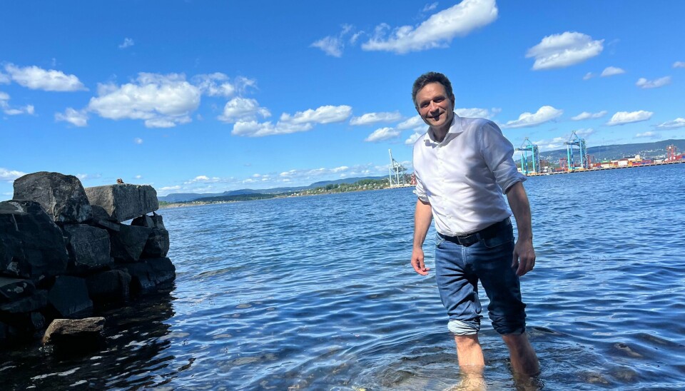 Byråd Arild Hermstad vasser i vannet utenfor Ormøya. Byråd Arild Hermstad vasser i vannet utenfor Ormøya.