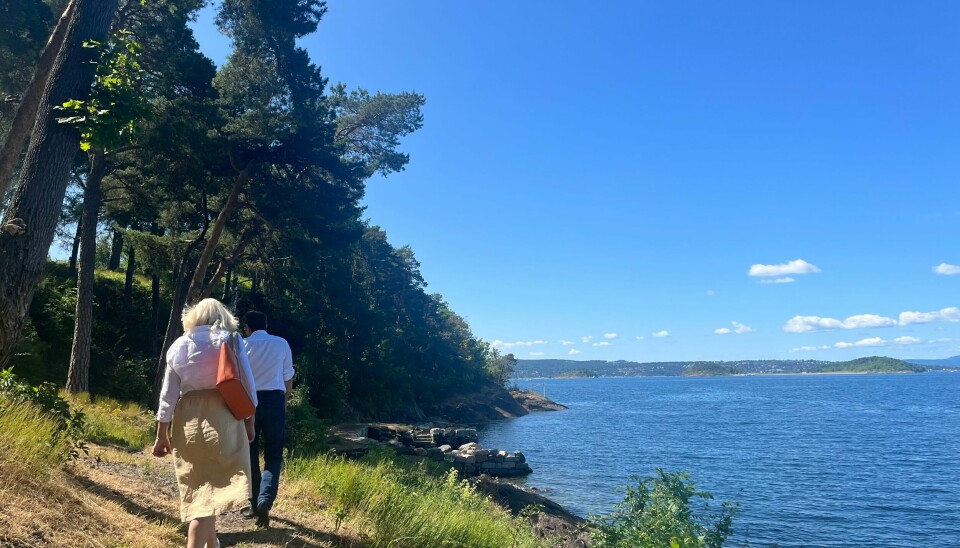 Langs nordsiden av øya er det flotte omgivelser. Her går byråden sammen med avdelingsdirektør for plan- og bygningsetaten, Anne Toril Hasle. Langs nordsiden av øya er det flotte omgivelser. Her går byråden sammen med avdelingsdirektør for plan- og bygningsetaten, Anne Toril Hasle.