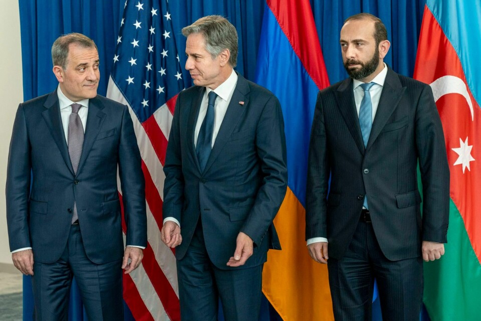 USAs utenriksminister Antony Blinken (i midten), her med Aserbajdsjans utenriksminister Jeyhun Bayramov-Camera (t.v.) og Armenias utenriksminister Ararat Mirzoyan. USAs utenriksminister Antony Blinken (i midten), her med Aserbajdsjans utenriksminister og Armenias utenriksminister Ararat Mirzoyan.