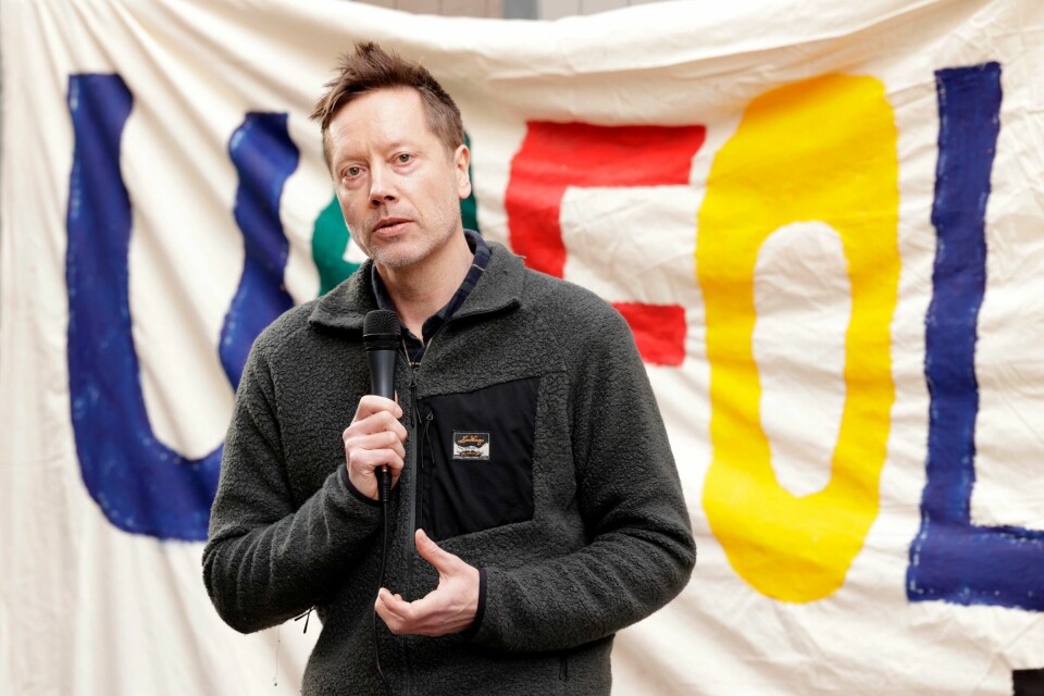 Frode Pleym, leder for Greenpeace Norge med appell da aksjonister fra Natur og ungdom og Norske Samers Riksforbund Nuorat fortsatte sine demonstrasjon utenfor regjeringskvartalet. Bakgrunn for aksjonen er at vindturbinene på Fosen, som Høyesterett har sagt at er ulovlige, ikke er revet. Frode Pleym, leder for Greenpeace Norge med appell da aksjonister fra Natur og ungdom og Norske Samers Riksforbund Nuorat fortsatte sine demonstrasjon utenfor regjeringskvartalet. Bakgrunn for aksjonen er at vindturbinene på Fosen, som Høyesterett har sagt at er ulovlige, ikke er revet.