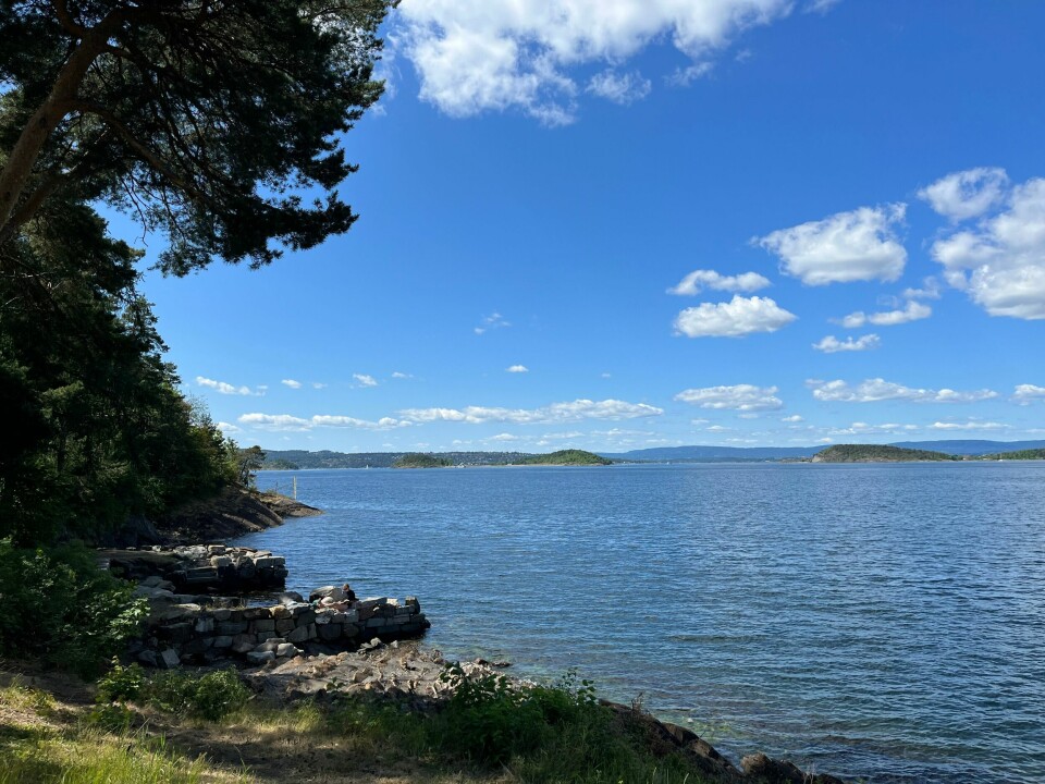 Ormøyas kommunale områder kan brukes av alle. Kommunen er i dialog med bymiljøetaten om skilting. Ormøyas kommunale områder kan brukes av alle. Kommunen er i dialog med bymiljøetaten om skilting.Et blått hav som strekker seg langt ut fra stranden, som er mer stein enn sandstrand. På et utstikkende berg sitter en jente å leser.
