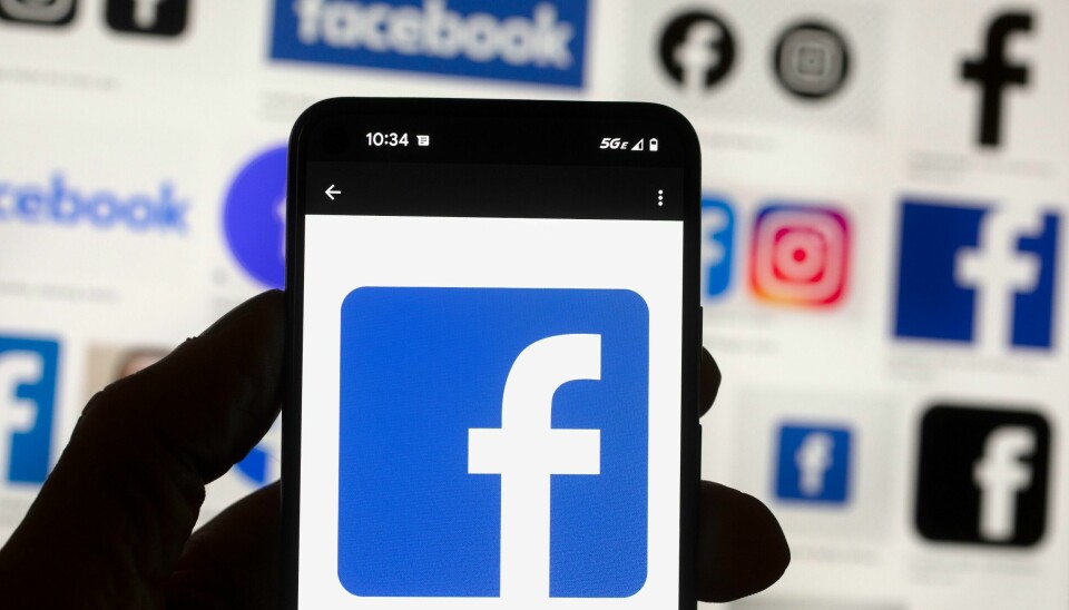 Det trenger ikke å være sånn at det er private selskapene som bestemmer. At vi trenger et mediemangfold for å ha reell ytringsfrihet er det bred enighet om i Norge, men vi trenger også et tilsvarende digitalt mangfold, skriver innleggsforfatteren. Facebook-eier Meta stormet fram på børsen torsdag, til tross for at overskuddet i forrige kvartal var under halvparten av resultatet for et år siden. Torsdag kommer flere IT-giganter med sine kvartalsrapporter. Arkivfoto: Michael Dwyer / AP / NTB