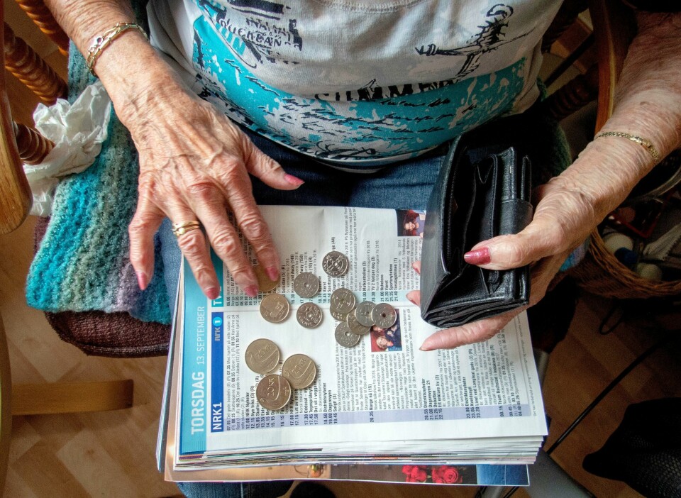Å være gammel og fattig er ingen god kombinasjon, skriver innleggsforfatteren. Eldre dame med mynter og lommebok. Teller penger, hun har rosa neglelakk.