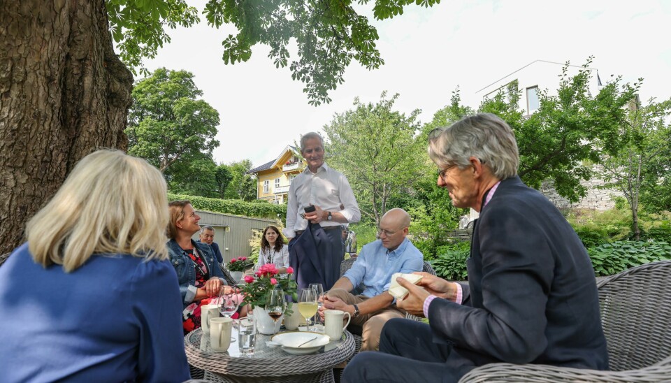 Statsminister Jonas Gahr Støre sammen med reportere på oppsummerende pressekonferanse i hagen på i regjeringens representasjonsanlegg i Parkveien. Frammøtte journalistar fekk servert sveler med jordbærsyltetøy.Foto: Geir Olsen / NTB / NPK