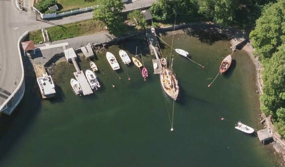 FØR: Slik så en vik på Ormøya ut i 2018. Kommunen har siden den gang ryddet på egen eiendom og mange ulovlige tiltak i området er fjernet av private. En vik på Ormøya i 2018. Her ser man flere brygger, flytebrygger, fast dekke og pergola. Kommunen har siden den gang ryddet på egen eiendom og mange ulovlige tiltak i området er fjernet av private.