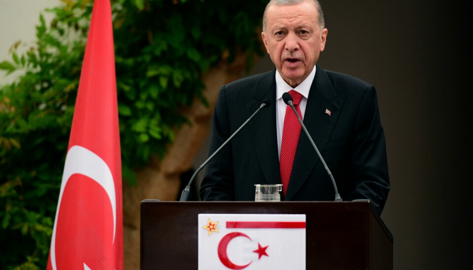 Tyrkias president Recep Tayyip Erdogan sier at han fordømmer koranbrenningen på det sterkeste. Tyrkias president Recep Tayyip Erdogan sier at han fordømmer koranbrenningen på det sterkeste. Foto: Nedim Enginsoy / AP / NTB
