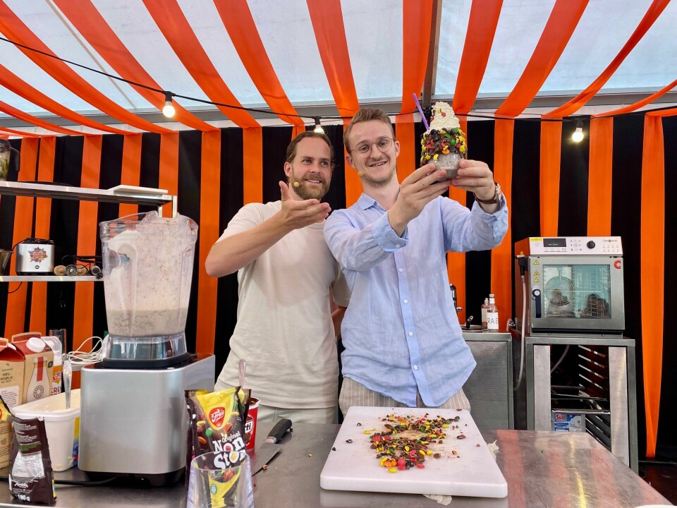 Martin Bryn og August Borgås lager matvideoer på Tiktok. To menn som holder en milkshake.
