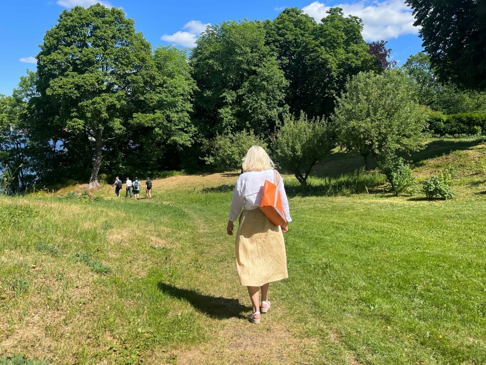 Avdelingsdirektør i plan- og bygningsetaten, Anne Toril Hasle, vandrer gjennom en kommunal park med resten av følget foran seg. Parken kan alle bruke. Avdelingsdirektør i plan- og bygningsetaten, Anne Toril Hasle, vandrer gjennom en kommunal park med resten av følget foran seg.