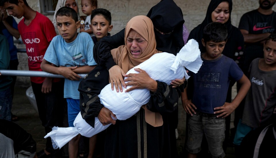 En palestinsk kvinne i sorg etter å ha mistet et nært familiemedlem i et israelsk angrep. Bildet er tatt på et sykehus i Deir al-Balah tirsdag. En palestinsk kvinne i sorg etter å ha mistet et nært familiemedlem i et israelsk angrep. Bildet er tatt på et sykehus i Deir al-Balah tirsdag. Foto: Abdel Kareem Hana / AP / NTB