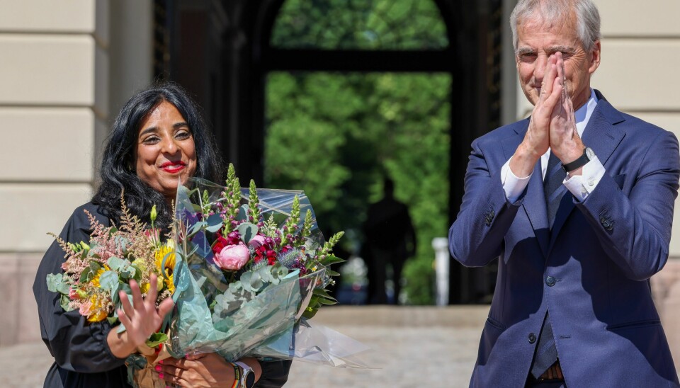 Lubna Jaffery (Ap) sammen med statsminister Jonas Gahr Støre etter han presenterte henne som ny kultur- og likestillingsminister onsdag 28. juni. Lubna Jaffery sammen med statsminister Jonas Gahr Støre etter han presenterte henne som ny kultur- og likestillingsminister onsdag 28. juni. Hun står med blomster og smiler, mens Støre har hendene foran ansiktet og klapper.