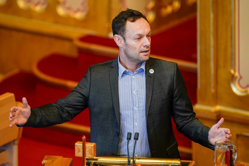 Torgeir Knag Fylkesnes har ledet programkomiteen i SV. Tirsdag legger de fram utkastet til nytt partiprogram for 2021–2025. Torgeir Knag Fylkesnes (SV) tar til orde for å kreve at Tine fjerner Nyt Norge-merket mens melkemangelen pågår. Foto: Terje Pedersen / NTB