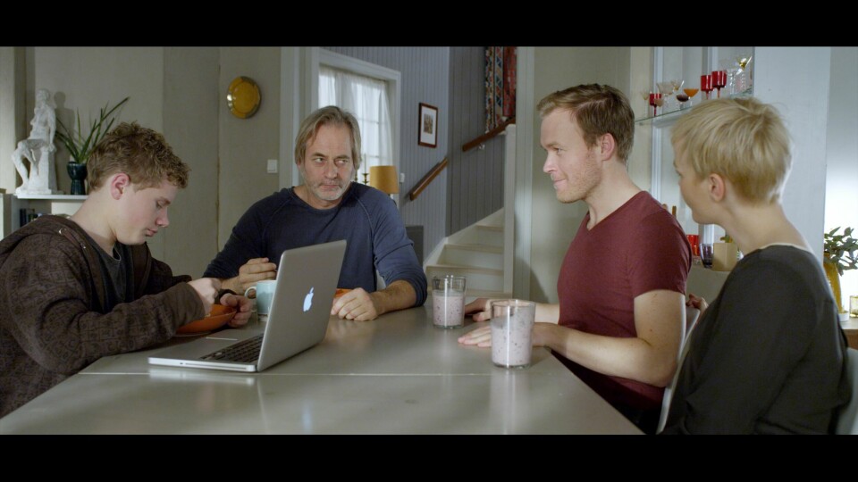 Dempet absurd humor i de beste moderne vestkantfamilier var med på gjøre «Kampen for tilværelsen» til må-se-TV for mange i 2014: Her er Anitra (Lena Christin Ellingsen) med sin tyske elsker Rutger (Christian Rubeck) på overnatting. Neste morgen spiser de frokost sammen med Jørgen (Øystein Røger) og sønnen Christian (Peder Gehrken Bøyum). Dempet absurd humor i de beste moderne vestkantfamilier var med på gjøre «Kampen for tilværelsen» til må-se-TV for mange i 2014: Her er Anitra (Lena Christin Ellingsen) med sin tyske elsker Rutger (Christian Rubeck) på overnatting. Neste morgen spiser de frokost sammen med Jørgen (Øystein Røger) og sønnen Christian (Peder Gehrken Bøyum).