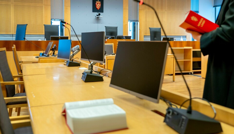 Teknologiens rolle i rettssikkerhetsspørsmål kan ikke overvurderes. Likevel: Til tross for pålegg fra Stortinget helt tilbake til 2005 (!), har Norge ennå ikke implementert lyd- og bildeopptak i alle norske rettssaler, skriver innleggsforfatteren. Interiør, rettssal