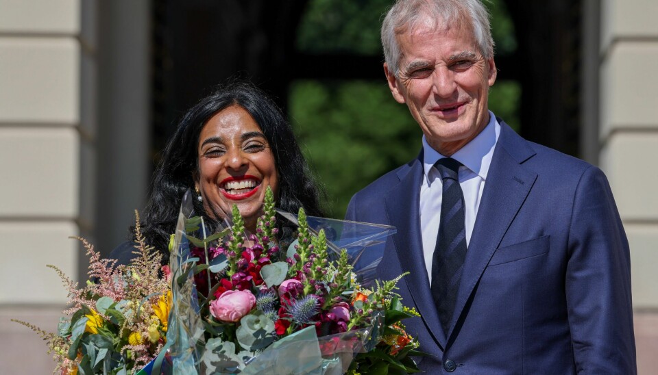 Lubna Jaffery med blomster på Slottsplassen etter at statsminister Jonas Gahr Støre onsdag presenterte henne som ny kultur- og likestillingsminister. .