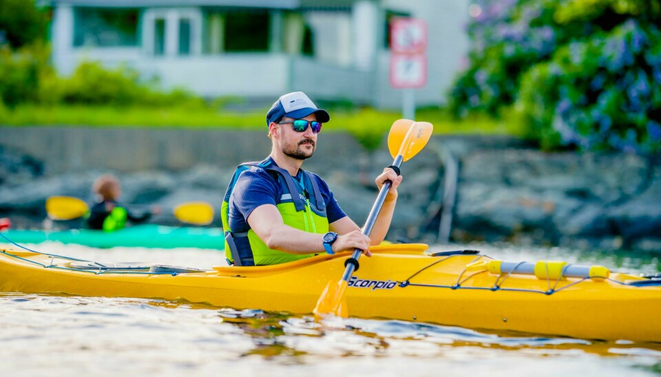 Kronprins Haakon padler kajakk i Oslofjorden. I 2025 blir han høy beskytter for Friluftslivets år 2025. Kronprins Haakon padler kajakk i Oslofjorden. I 2025 blir han høy beskytter for Friluftslivets år 2025. Foto: Stian Lysberg Solum / NTB
