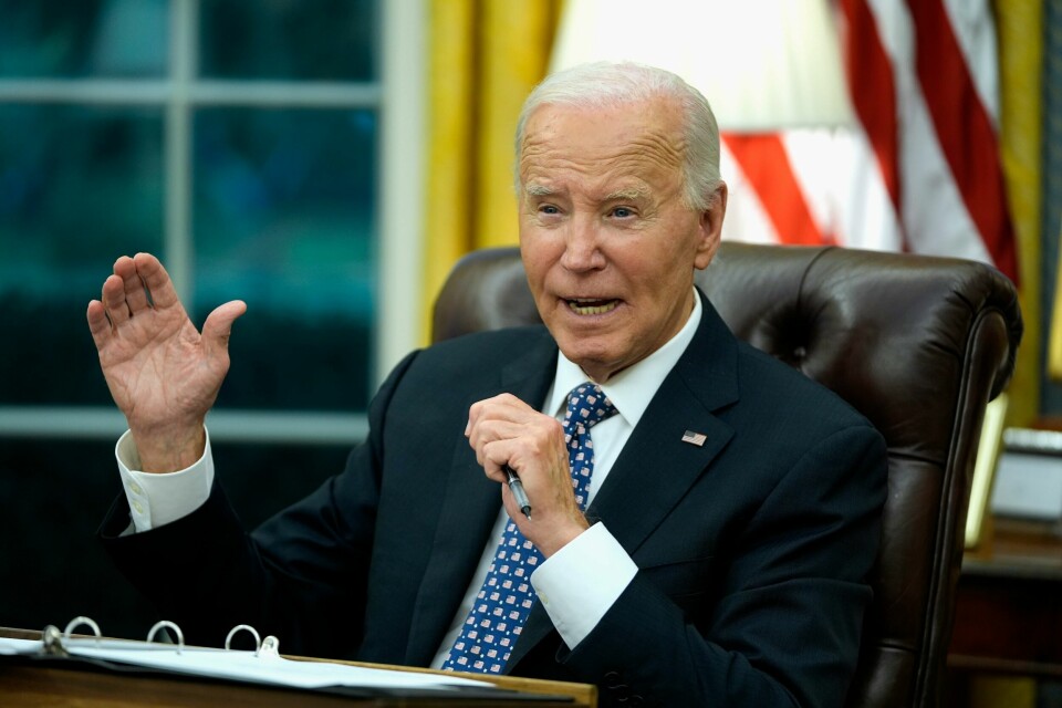 President Joe Biden i det ovale kontoret i Det hvite hus mandag. Han sier at det ikke er noen tvil om at klimaendringer er årsaken til det voldsomme uværet Helene. Hittil er det klart at over 130 mennesker omkom i orkanen. President Joe Biden sier ekstremværet Helena ble utløst av klimaendringer. Foto: Mark Schiefelbein / AP / NTB