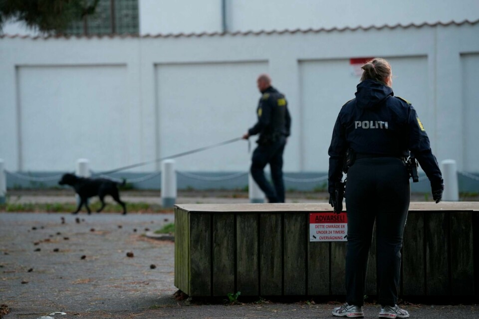Politiet gjør undersøkelser etter eksplosjonene i København. Police investigate explosions near the Israeli embassy in Copenhagen, Denmark, Wednesday, Oct. 2, 2024. (Emil Helms/Ritzau Scanpix via AP)