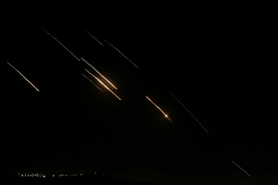 Iranske raketter på vei over Nablus på Vestbredden tirsdag kveld. Raketter fra Iran på vei over Nablus på Vestbredden tirsdag kveld. Foto: Majdi Mohammed / AP / NTB