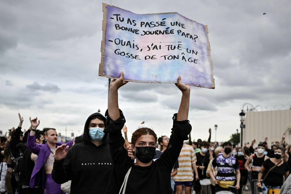 En demonstrant i Bordeaux fredag holder en plakat hvor det står: 'Hadde du en fin dag, pappa? – Ja, jeg drepte en gutt på din alder'. En demonstrant i Bordeaux fredag holder en plakat hvor det står: 'Hadde du en fin dag, pappa? – Ja, jeg drepte en gutt på din alder'.