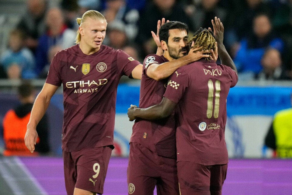 Erling Braut Haaland klapper på Manchester City-kaptein Ilkay Gündogan, som scoret ledermålet mot Slovan Bratislava etter forarbeid av Jeremy Doku Erling Braut Haaland klapper på Manchester City-kaptein Ilkay Gündogan, som scoret ledermålet mot Slovan Bratislava etter forarbeid av Jeremy Doku. Foto: Petr Josek, AP / NTB