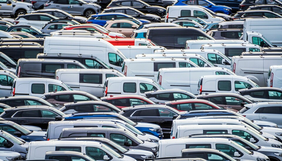Antallet personbiler i Norge nærmer seg 3 millioner. – Det er logisk at når mange flere husholdninger eier flere biler, så kjøres hver bil mindre, sier Bjørn Gjerde Johansen, forsker ved Transportøkonomisk institutt. Bildet viser Drammen havn, som om lag 70 prosent av alle nybiler i Norge er innom. Antallet personbiler i Norge nærmer seg 3 millioner. – Det er logisk at når mange flere husholdninger eier flere biler, så kjøres hver bil mindre, sier Bjørn Gjerde Johansen, forsker ved Transportøkonomisk institutt. Bildet viser Drammen havn, som om lag 70 prosent av alle nybiler i Norge er innom.