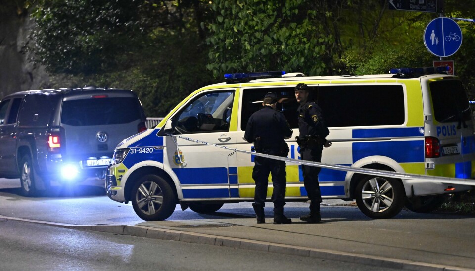 Politiet er på stedet og har satt opp sperringer etter at det skal ha vært en skyteepisode ved den israelske ambassaden i Stockholm. Politiet er på stedet og har satt opp sperringer etter at det skal ha vært en skyteepisode ved den israelske ambassaden i Stockholm. Foto: Anders Wiklund/TT / NTB