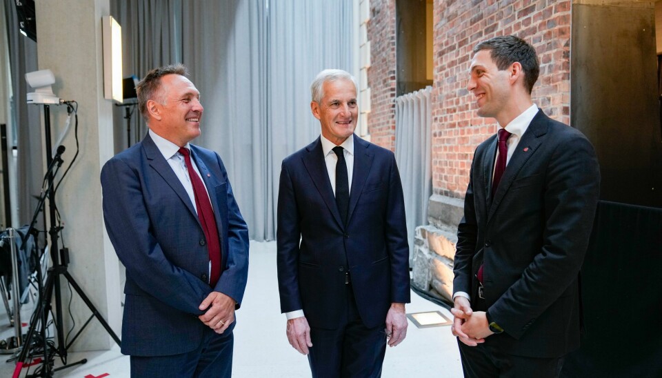 Statsminister Jonas Gahr Støre ved midlertidig statsrådsskiftet i Klima- og miljødepartementet. Tore O. Sandvik (til venstre) sammen med Jonas Gahr Støre og Andreas Bjelland Eriksen da førstnevnte tok over midlertidig for sistnevnte som statsråd fredag. Foto: Fredrik Varfjell / NTB
