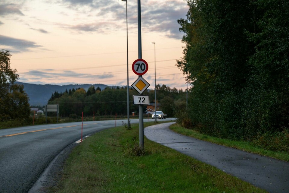 To jenter i starten av tenårene ble tirsdag fraktet til sykehus etter at de ble påkjørt av en personbil i høy fart i Verdal. Ulykken framstår som alvorlig, ifølge politiet. To jenter i starten av tenårene ble tirsdag fraktet til sykehus etter at de ble påkjørt av en personbil i høy fart i Verdal. Ulykken framstår som alvorlig, ifølge politiet.