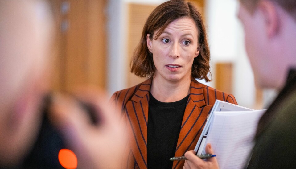Det virker som om boka er Se og hør i bokform, bare med dårligere bilder. Det er en gåte at Gyldendal vil gi ut boka på slike premisser. Avbildet er direktør Ingeborg Volan i Gyldendal Litteratur, som har gitt ut boken «Partiet». Oslo 20240924. Direktør Ingeborg Volan i Gyldendal Litteratur som har gitt ut boken «Partiet» skrevet av journalistene Steinar Suvatne og Jørgen Gilbrant i Dagbladet.Foto: Ole Berg-Rusten / NTB