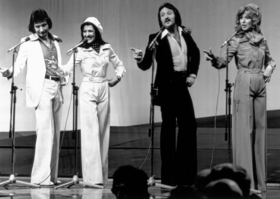 Brotherhood of Man fremfører «Save All Your Kisses For Me» i Eurovision-finalen i Nederland i 1976. Martin Lee i mørk dress. Brotherhood of Man fremfører «Save All Your Kisses For Me» i Eurovision-finalen i Nederland i 1976. Martin Lee i mørk dress. Foto: AP / NTB