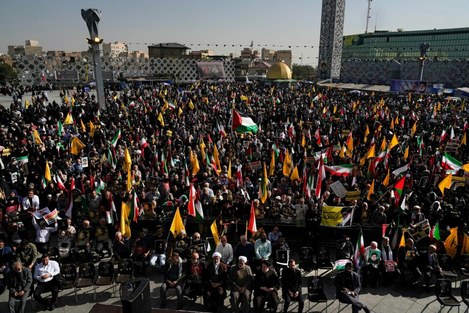 UD har skjerpet sine reiseråd for Iran og oppfordrer nordmenn til å forlate landet. Her fra en minnemarkering i Teheran for den drepte Hizbollah-lederen Hassan Nasrallah. UD har skjerpet sine reiseråd for Iran og oppfordrer nordmenn til å forlate landet. Her fra en minnemarkering i Teheran for den drepte Hizbollah-lederen Hassan Nasrallah. Foto: Vahid Salemi / AP / NTB