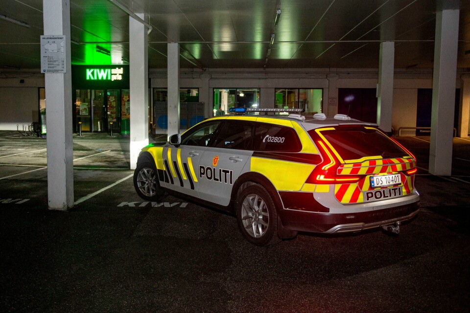 Spesialenheten mener at politimannen som skjøt en mann i beinet utenfor et varehus i Hillevåg i Stavanger i 2022, skal frifinnes. Bildet viser en politibil nær stedet der en mann ble skutt av politiet etter det som skal ha vært en trusselsituasjon utenfor et varehus i Hillevåg i Stavanger torsdag kveld. Ifølge politiet er mannen ikke livstruende skadd.Foto: Carina Johansen, NTB